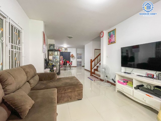 *****ทาวน์เฮ้าส์มือสองย่านนนทบุรี ม.เจ้าพระยาทาวน์ บางกรวย-ไทรน้อย หลังมุม เนื้อที่กว้าง 35 ตร.ว. ฟังก์ชัน 4 ห้องนอน 2 ห้องน้ำ ที่จอดรถ 1 คัน หน้าบ้านโล่ง แต่มีความเป็นส่วนตัว ใกล้โครงการรถไฟฟ้าสายสีม่วง "บางพลู" และจุดขึ้นทางด่วน "กาญจนาภิเษก"